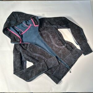 Lululemon Scuba Hoodie Beautiful deep blue paisley size 4